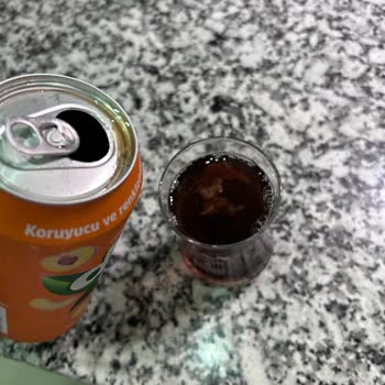 Didi Şeftalili Soğuk Çay Şişesinde Tanımlanamayan Tortu Ve Küf