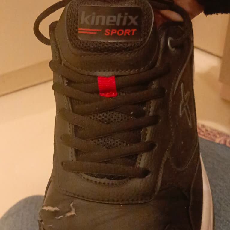 İlk Kullanımda Yan Tarafında Delinen Kinetix Spor Ayakkabı İçin Fabrika Hatası İddiası Ve Yenileme Talebi