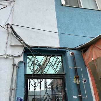 Binamda Görüntü Kirliliği Yaratan Düzensiz Telekom Kabloları Ve Yavaş İnternet Hızı