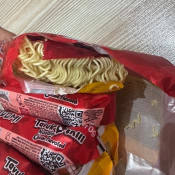 Açık Poşetli Tavuklu Noodle Ürününde Yağ Sızıntısı Ve Hijyen İhlali