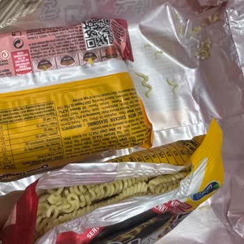 Açık Poşetli Tavuklu Noodle Ürününde Yağ Sızıntısı Ve Hijyen İhlali