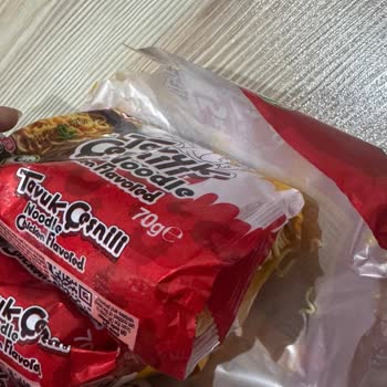 Açık Poşetli Tavuklu Noodle Ürününde Yağ Sızıntısı Ve Hijyen İhlali