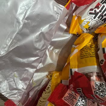 Açık Poşetli Tavuklu Noodle Ürününde Yağ Sızıntısı Ve Hijyen İhlali