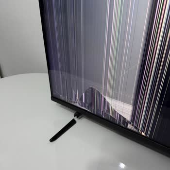 Ayak Çatlaması Nedeniyle Düşen Televizyonun Ekran Kırığı Garanti Kapsamında Olmalı