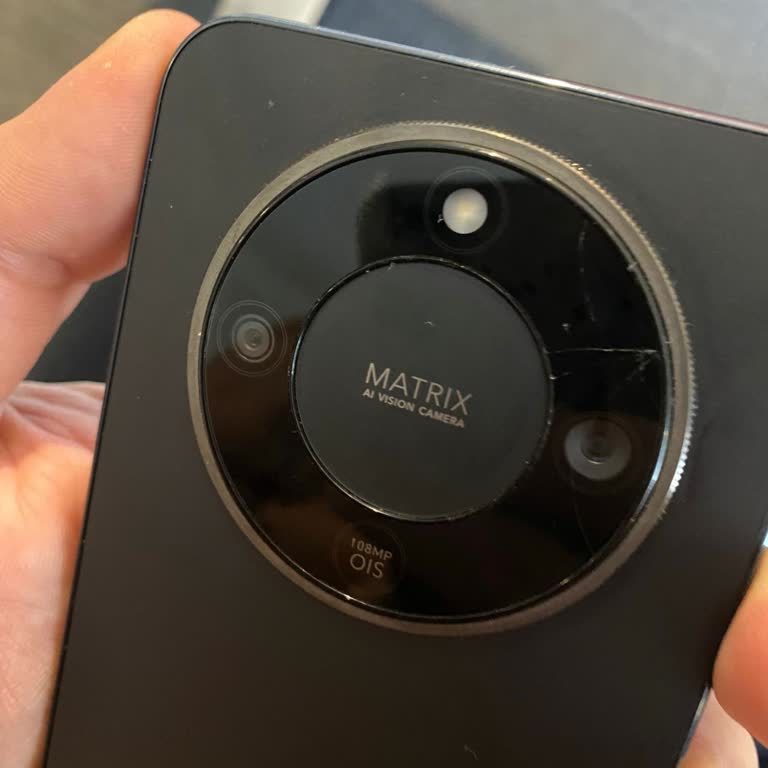 Arka Kamera Camı Düşmeden Çatladı Ve Kullanıcı Hatası İddiasına İtiraz