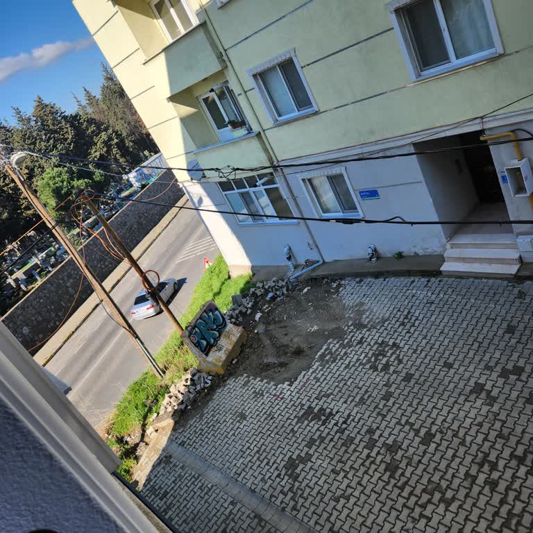 Türk Telekom'un Asılı Kablo Çocukları Ve Araçları Tehlikeye Atıyor