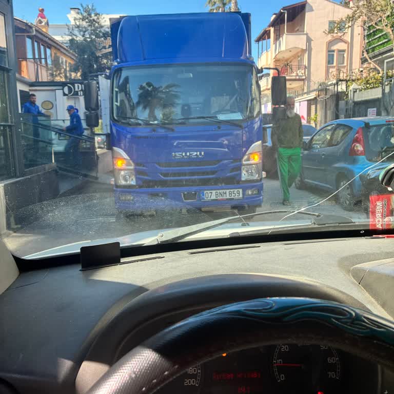 Efes Dağıtım Aracının Yol Kapaması Hastaları Tehlikeye Attı