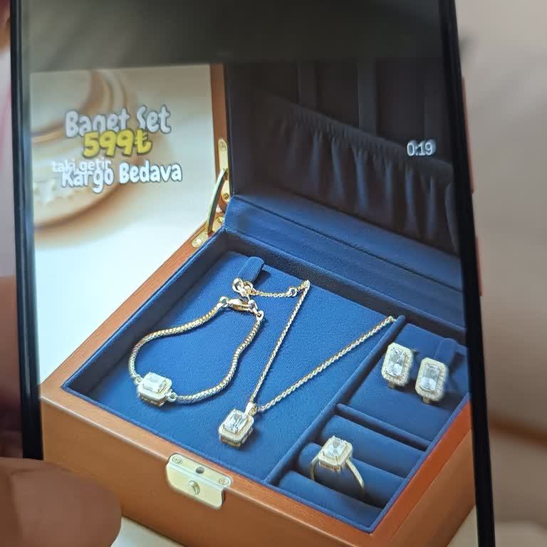 Ücretsiz Kargo Sözüyle Aldırmayan, Hediyelik Kutuyu Göndermeyen Ve Renk Sorunu Yaşatan Firma