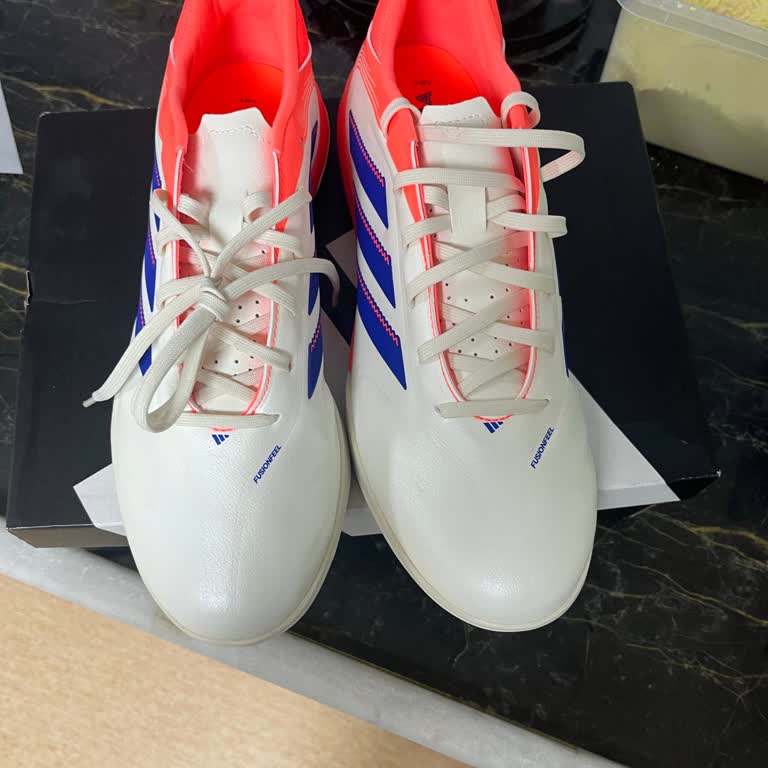 Adidas'tan Yanlış Ayak Ve Boyutta Gelen Kramponlar Üzerine Şikayet