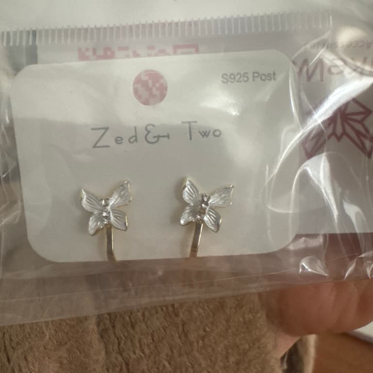 Kelebek Şeklindeki Çocuk Küpesi Kusurlu Ve Yanıtsız