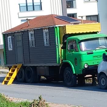 Beylikdüzü'nde Plakasız Kamyon Üstünde Gecekondu Ve Merdiven Yolun Ortasını Engelliyor