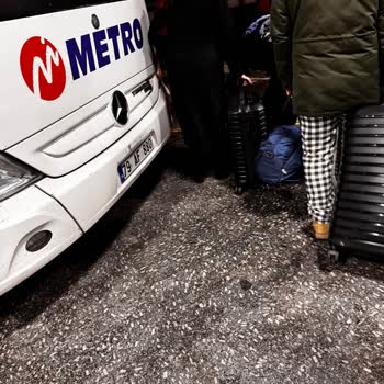 Metro Turizm Kargo Kullanımı Nedeniyle Bagaj Bölümünde Valiz Kırıldı Ve Eşyalar Çamaşır Suyuna Düştü