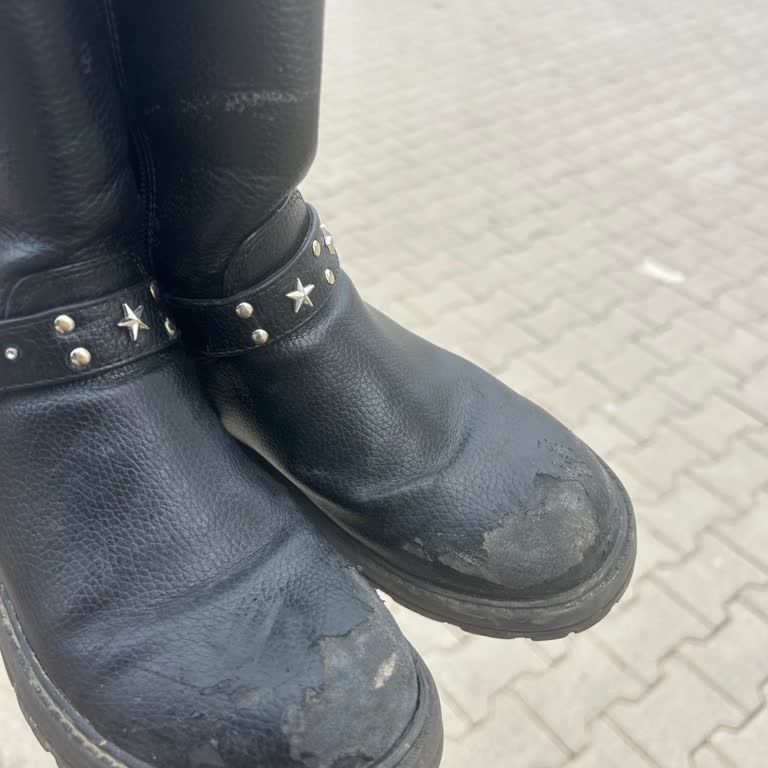 Kısa Sürede Aşınan Botta Üretim Hatası İddiası Ve Mağaza İlgisizliği