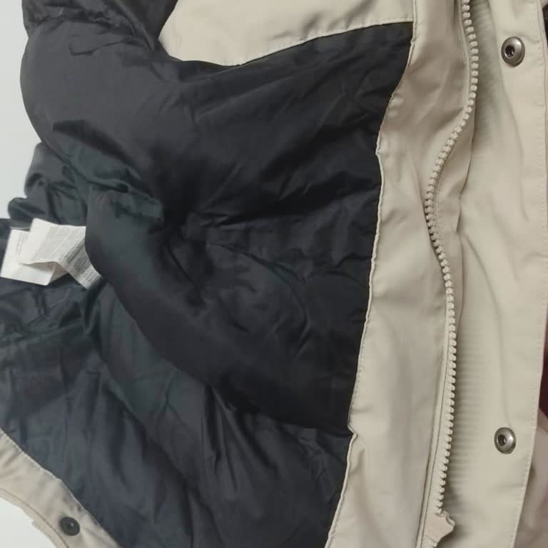 Mavi Kabanı Hızlı Tüy Topaklanması Yaşadı, Mağaza Kullanıcı Hatası İddia Ediyor