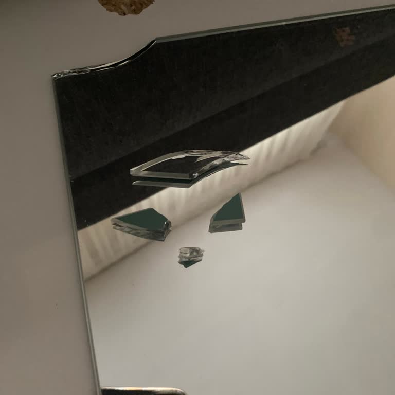 Garaj Home’dan Kırık Ve Eksik Parçalı Makyaj Masası, Cevapsız Müşteri Hizmeti