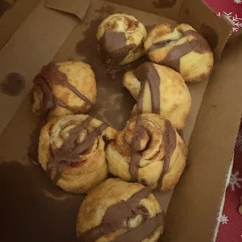 Reklamda Gösterilen Çikolata Soslu Cinnamon Roll’da Sos Eksikliği Ve Kağıt Yokluğu