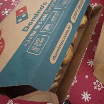 Reklamda Gösterilen Çikolata Soslu Cinnamon Roll’da Sos Eksikliği Ve Kağıt Yokluğu