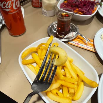 Az Pişmiş Köfte, Yağlı Patates Ve Eksik Tatlı Sebebiyle Aç Kaldım