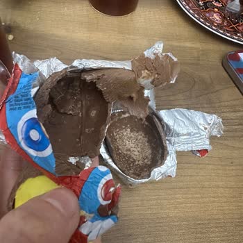 A101'den Aldığım Ozmo Sürpriz Yumurtada Beyazlamış Çikolata Ve Ürün Değişimi Talebi