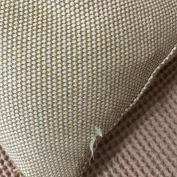 Uyarı Olmadan Ördek Tüyü İçeren Kırlentler Koltuğu Deldi