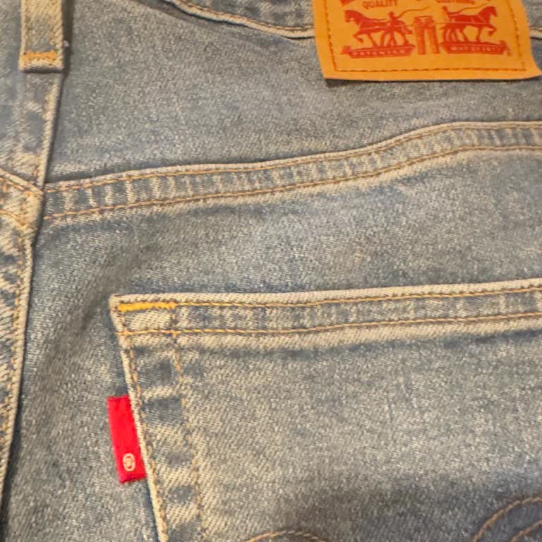 Boş Levi’s Etiketi Olan Mom Jeans İçin Değişim Talebi