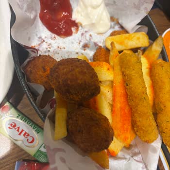 İftar Saatinde Soğuk Ve Lezzetsiz Yemek, Müdürün İlgisiz Tutumu Ve İade Talebi