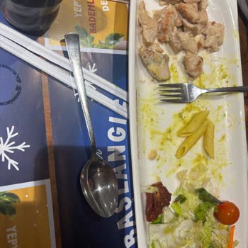 İftar Saatinde Soğuk Ve Lezzetsiz Yemek, Müdürün İlgisiz Tutumu Ve İade Talebi