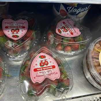 Kavacık A101 Mağazasında Küflü Çilek Kutuları