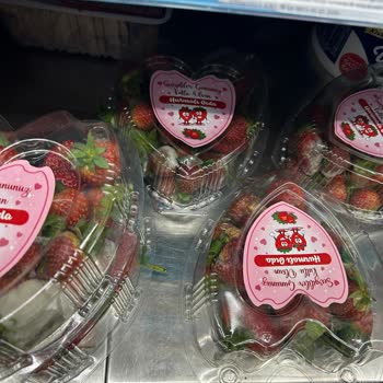 Kavacık A101 Mağazasında Küflü Çilek Kutuları