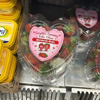 Kavacık A101 Mağazasında Küflü Çilek Kutuları