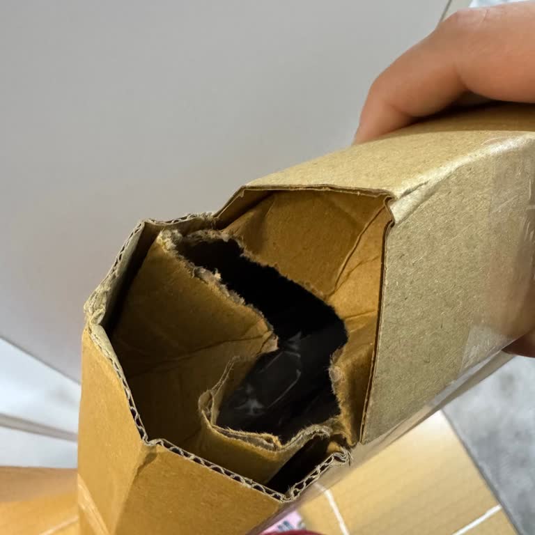 Mahremiyet İçin Kargo Paketi Yırtık Geldi, Hepsijet Teslimatında Özen Talebi