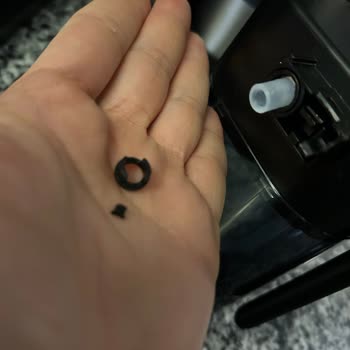 Süt Haznesi Parçasının Kırılması Nedeniyle Garantili Grundig Espresso Makinesi Kullanılamaz