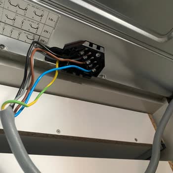 Siemens Ev Aletleri Üç Fazlı Ocakta Hatalı Bağlantı ve Açık Kabloları Güvenlik Riski