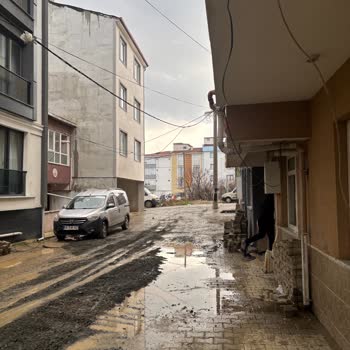 Çınarlı Mahallesindeki Bozuk Yol Araç Ve Yaya Girişini Engelliyor