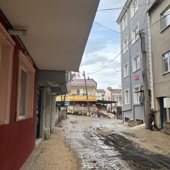 Çınarlı Mahallesindeki Bozuk Yol Araç Ve Yaya Girişini Engelliyor