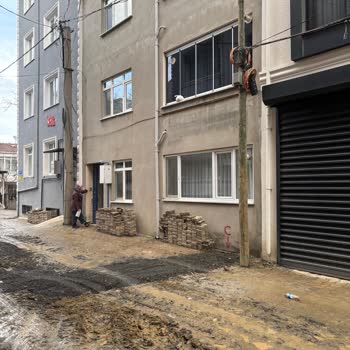 Çınarlı Mahallesindeki Bozuk Yol Araç Ve Yaya Girişini Engelliyor