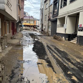 Çınarlı Mahallesindeki Bozuk Yol Araç Ve Yaya Girişini Engelliyor