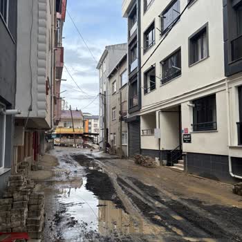 Çınarlı Mahallesindeki Bozuk Yol Araç Ve Yaya Girişini Engelliyor