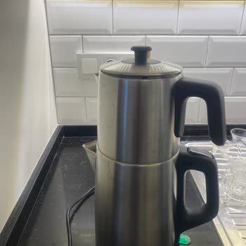 Grundig Demlik Kapağı Düşüyor, Cam Kırılıyor Ve Eller Yanıyor