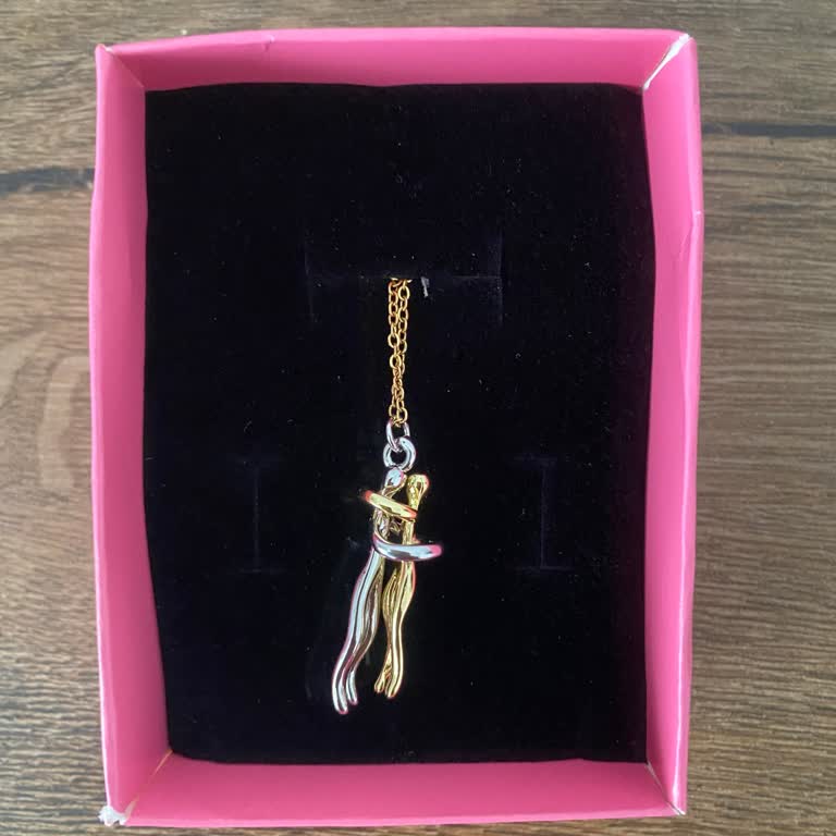 Satın Aldığım Çift Kolye Kalitesiz Ve İade Talebim Göz Ardı Edildi