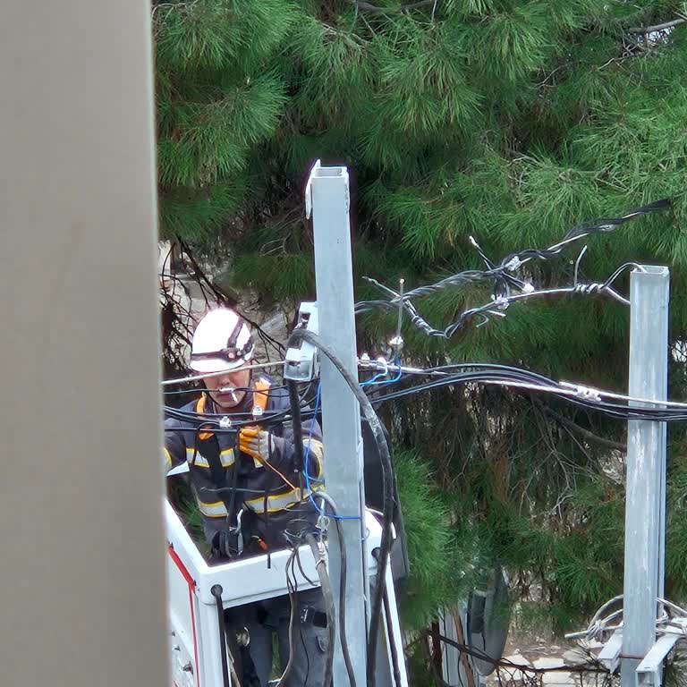 AYEDAŞ Çalışanının Sigara İçerek Elektrik Direği Üzerinde Çalışması Ciddi Güvenlik İhlali