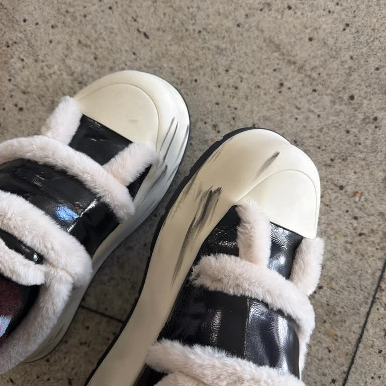 Rugan Deri Spor Ayakkabı Tabanı Boya Transferi Yaptı, Ürün Ayıplı