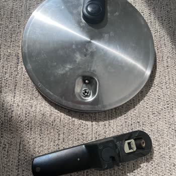 Fissler Düdüklü Tencere Kapağının Kırılması Ve Aşırı Yüksek Düdük Sesi İçin Acil Değişim Talebi