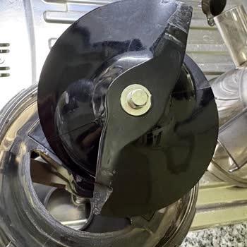 Ayıplı Sıkacağı Spiral Vida Üst Kapağa Çarpıyor Ve Mikroplastik Riski Oluşturuyor