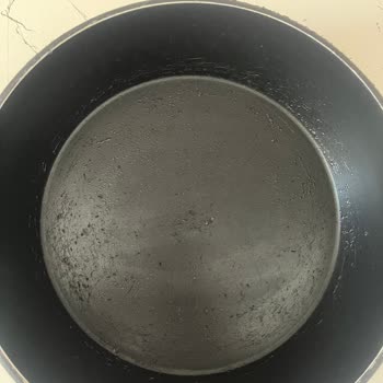 Karaca Tencere Setimin İç Ve Dış Yüzeylerinde, İkinci Kullanımdan İtibaren Soyulmalar Başladı