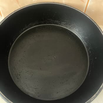 Karaca Tencere Setimin İç Ve Dış Yüzeylerinde, İkinci Kullanımdan İtibaren Soyulmalar Başladı