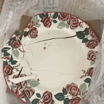 Kırık Porselen Takım Ve Müşteri Hizmetlerinde Oyalama