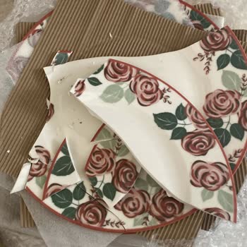 Kırık Porselen Takım Ve Müşteri Hizmetlerinde Oyalama