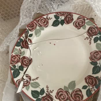 Kırık Porselen Takım Ve Müşteri Hizmetlerinde Oyalama