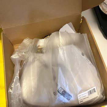 Guess Ne Ürüne Ait Koruyucu Çantası Vardı Ne De Kendi Özel Kutusu Bulunuyordu